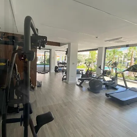 Oasis Residences Limassol 公寓式酒店 *