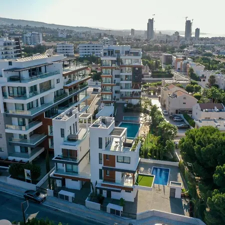 Oasis Residences Limassol 公寓式酒店 *